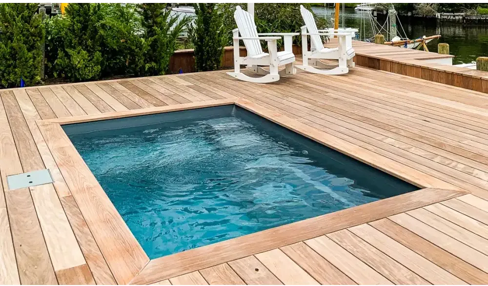 Leisurepools Fiji Plunge med klart blått vatten och träterrass